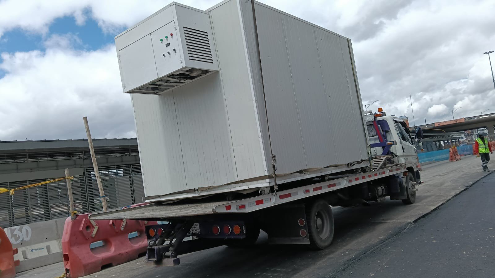 Grúa de Autogrúas J.M transportando carga pesada