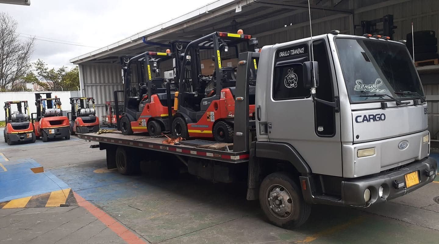 Grúa transportando varios montacargas