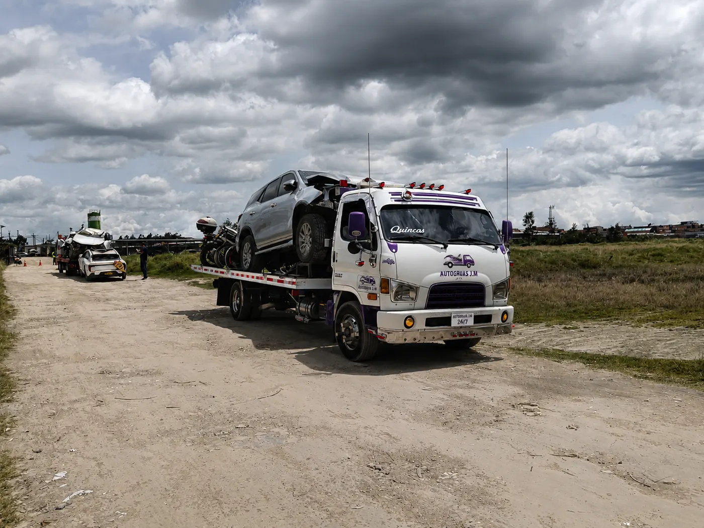Grúa de Autogrúas J.M transportando vehículo accidentado